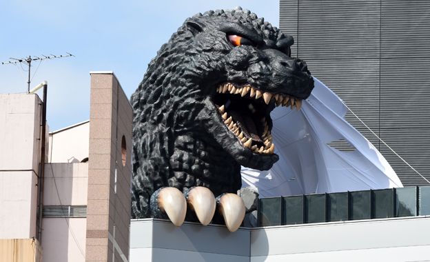 Godzilla no topo de prédio em Tóquio