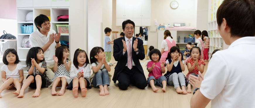 Primeiro ministro Shinzo Abe em creche no Japão