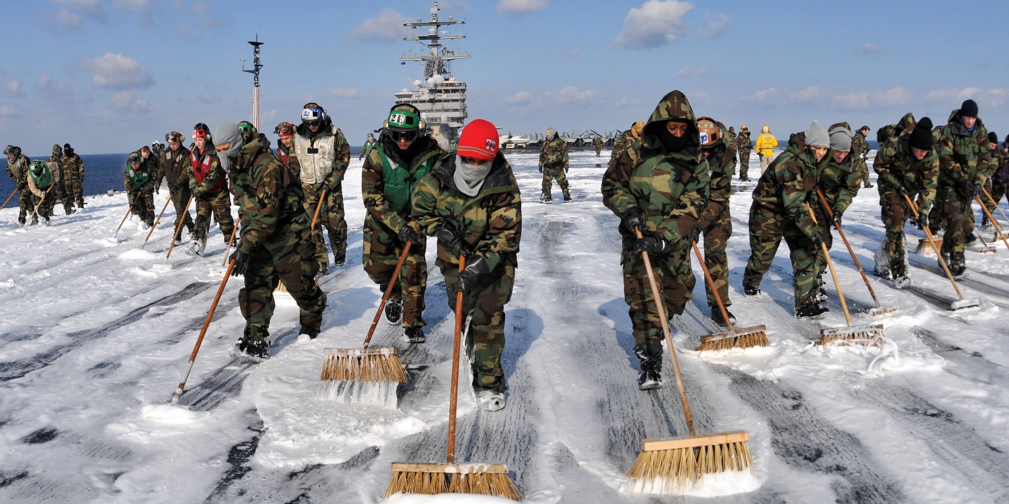 soldados ajudam a limpar Fukushima, Japão
