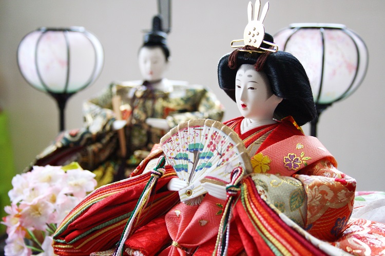 Bonecas antigas vestidas com roupas culturais tradicionais criadas