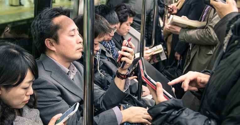 pessoas no metrô do Japão