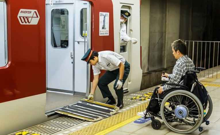 cadeirante no metrô do Japão