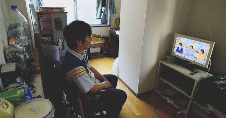 Jovem japonês sentado