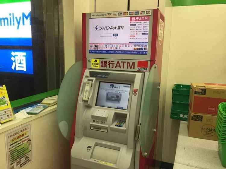Máquina ATM Family Mart