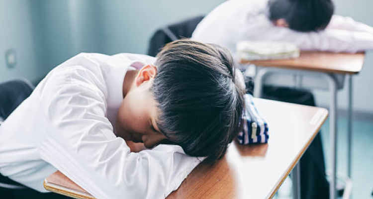 Aluno dormindo em sala de aula