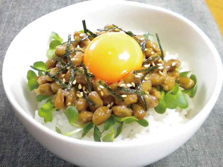 Tigela de natto com ovo cru e arroz