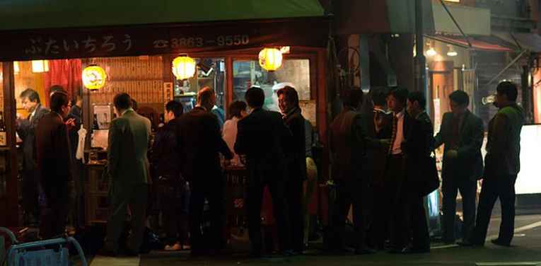 Pessoas no bar tachinomiya