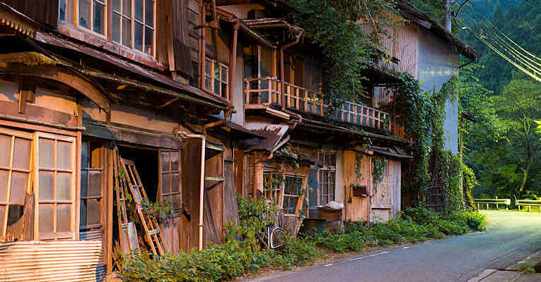 Vilas do Japão quase sem moradores