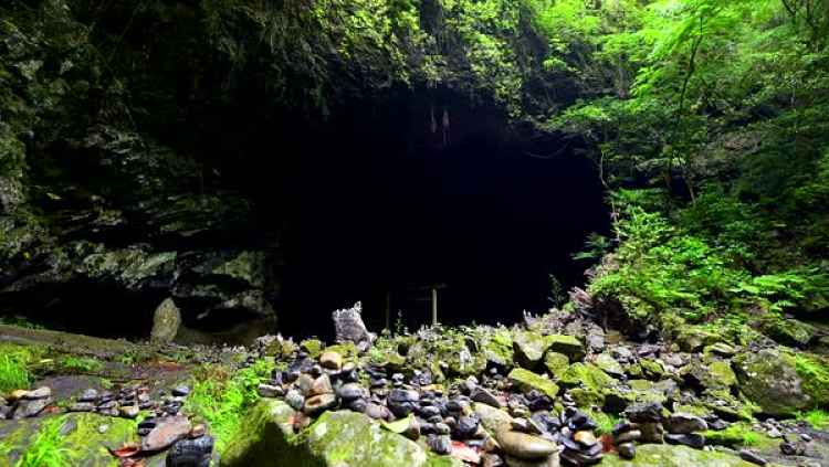 Entrada da caverna Ama-no-Iwate