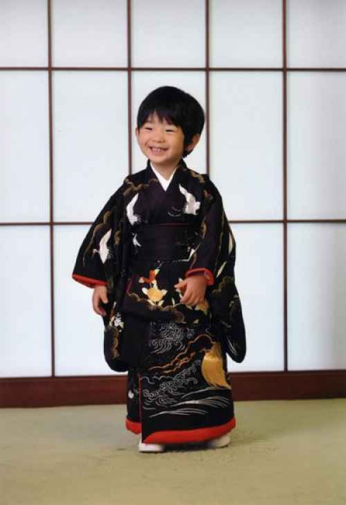 Hisahito vestido com roupa tradicional japonesa
