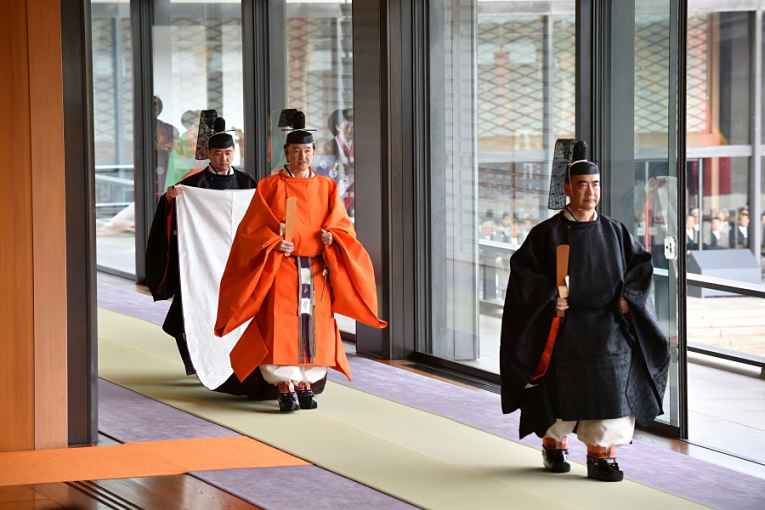 Heika Naruhito se dirige a cerimônia