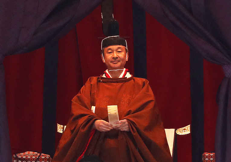 Naruhito no trono