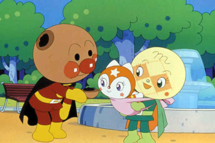 Anpanman oferecendo pedaço de sua cabeça para criança