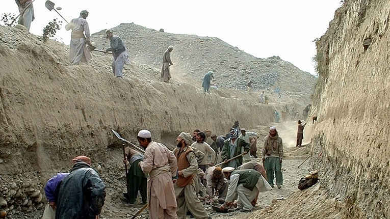 Afegãos cavando canal