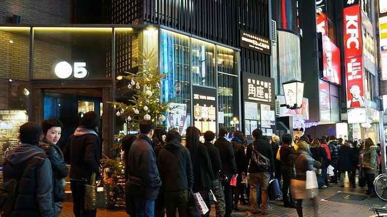 Pessoas na fila do KFC no Japão