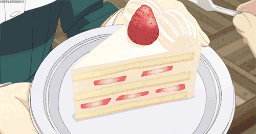 pedaço de bolo sendo cortado com garfo