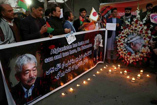 Afegãos acendem velas e faixa em homenagem a Tetsu