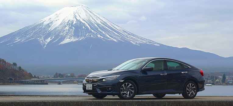 Carro em frente ao Monte Fuji