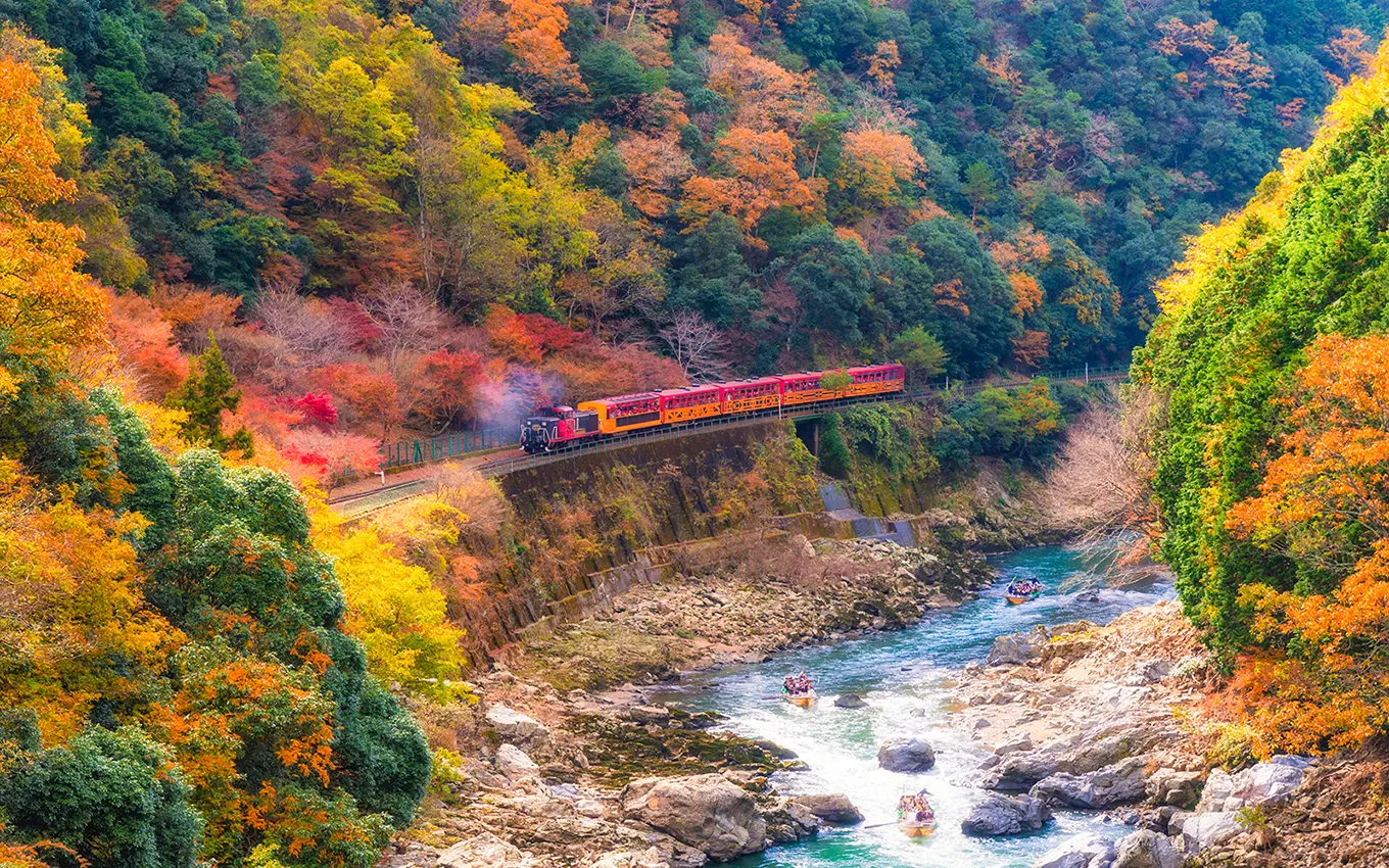 Passeio de trem no Sagano Scenic Railway em Arashiyama